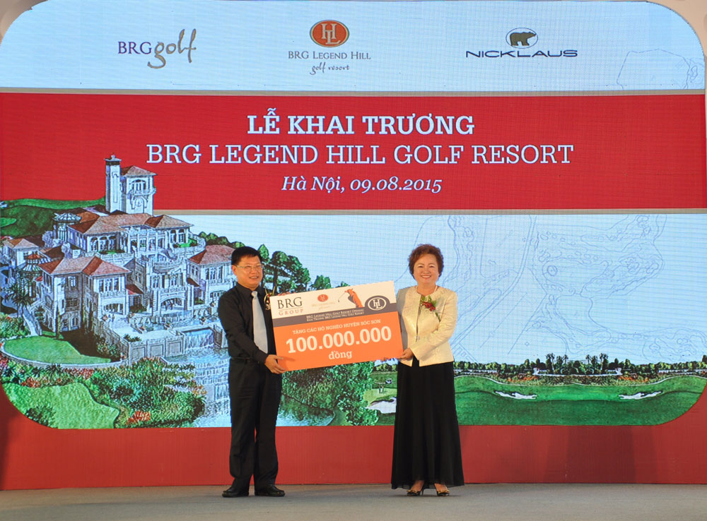 Madame Nguyễn Thị Nga trao tặng 100.000.000 đồng cho các hộ gia đình nghèo huyện Sóc Sơn